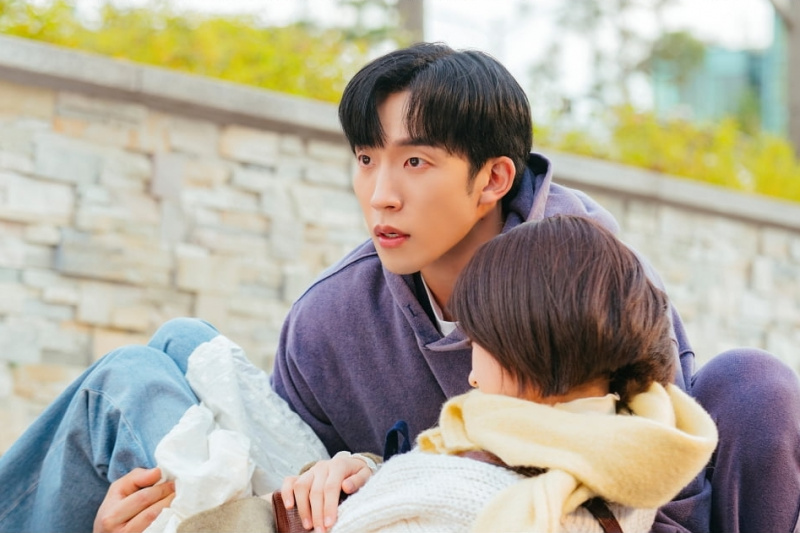 Lee Sang Yi Menggendong Han Ji Hyun yang Tak Sadar Ke Tempat Aman di 'No Gain No Love'