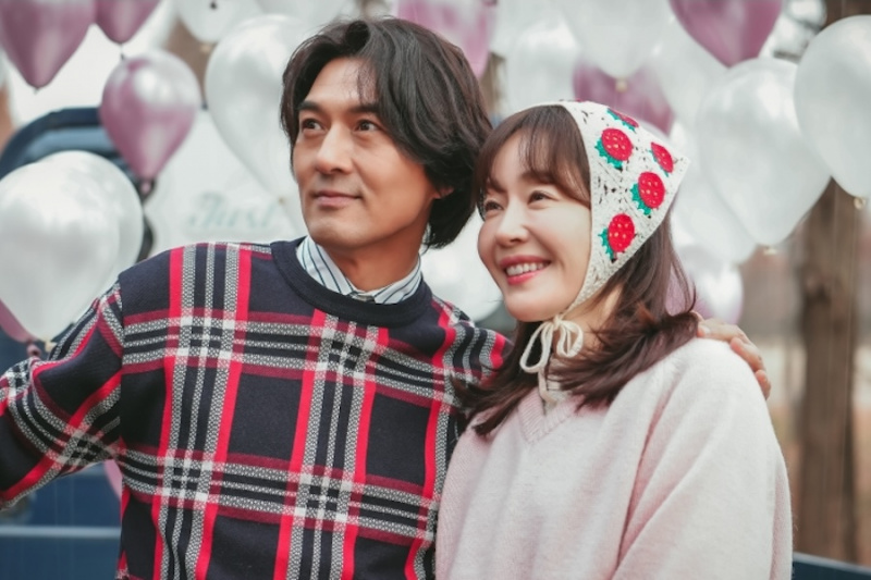 严智媛和李必模在即将上映的周末剧中恩爱新婚夫妇