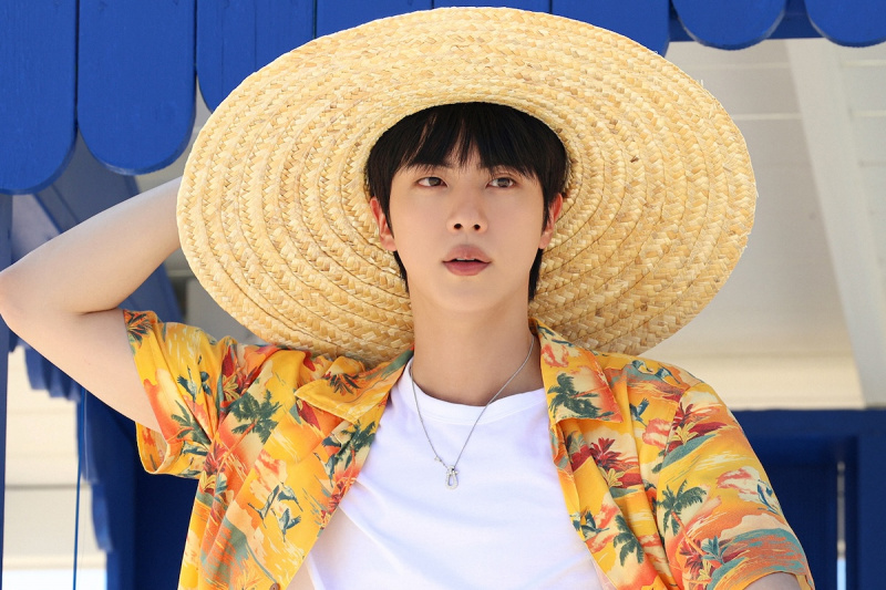 รถไฟฟ้า's Jin Confirmed To Make Fall Solo Comeback