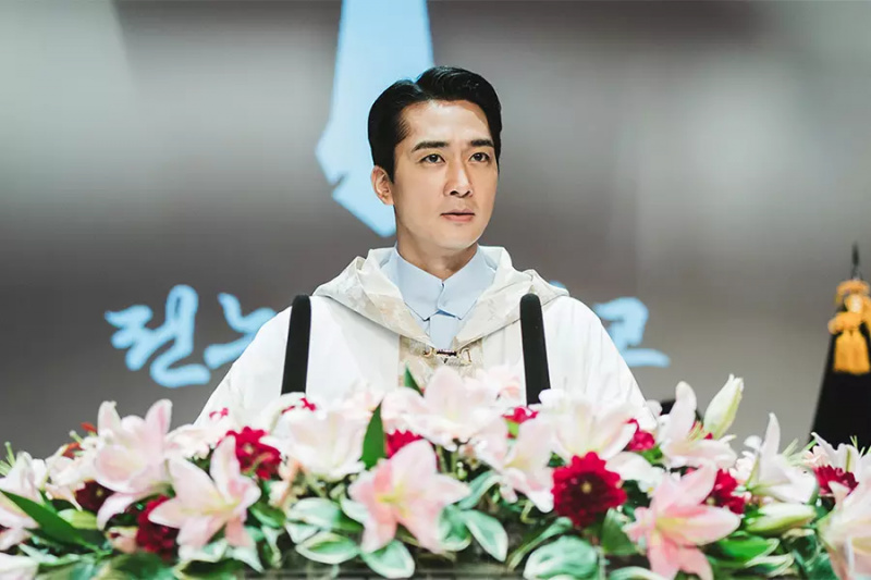 Song Seung Heon Berpose Sebagai Pemuja Untuk Menghapus Aliran Sesat Dalam “The Player 2: Master Of Swindlers”