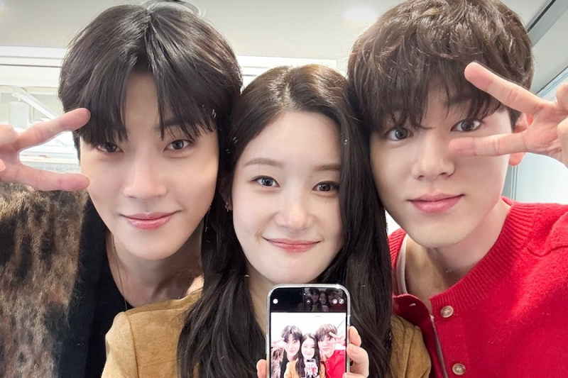 לִצְפּוֹת:'Family By Choice' Stars Hwang In Youp, Jung Chaeyeon, And Bae Hyeon Seong Banter Like Real-Life Siblings In Exclusive Viki Live Interview