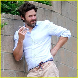 Casey Affleck idzie na spacer podczas rozmowy telefonicznej | Caseya Afflecka