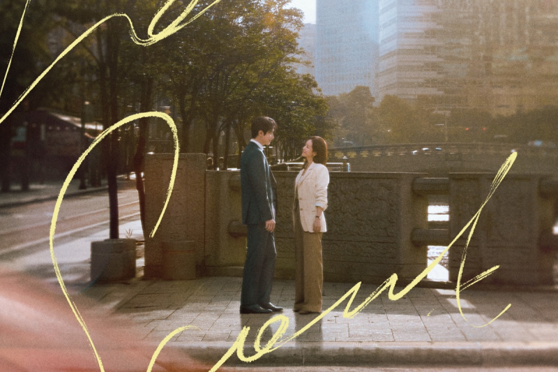Han Ji Min und Lee Jun Hyuk tauschen in „Love Scout“ romantische Blicke auf einer Brücke aus