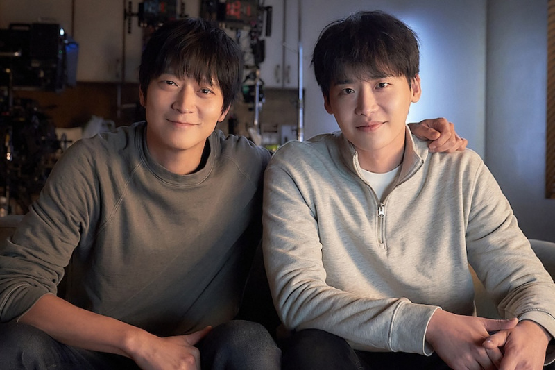 Lee Jong Suk közeli csapattársa és megbízható támogatója Kang Dongnak, aki megnyerte a következő filmben, a The Plot című filmben.