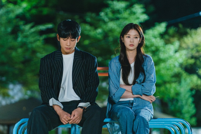 Jung Hae In ja Jung So Min välttävät toistensa katseita 'Love Next Doorissa'