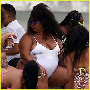 Lizzo Lounges v daždi na jachte v Miami