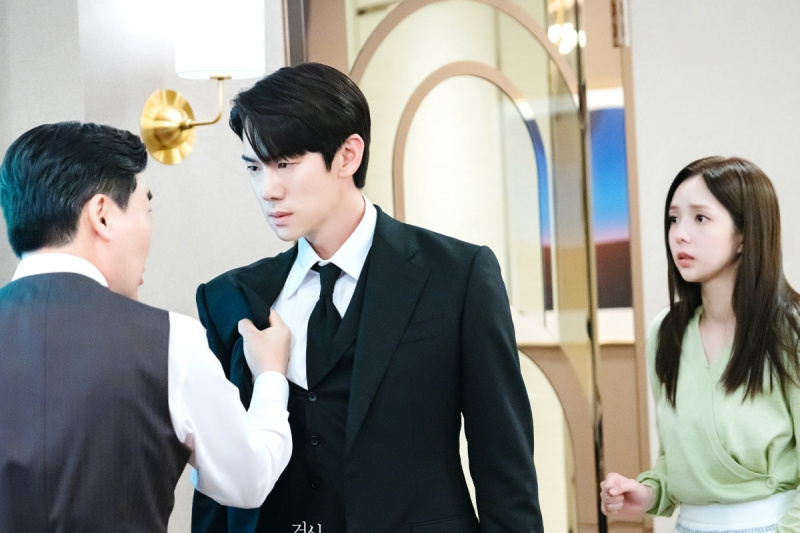 Yoo Yeon Seok pozostaje u boku Chae Soo Bin podczas wybuchu ojca w „Kiedy dzwoni telefon”