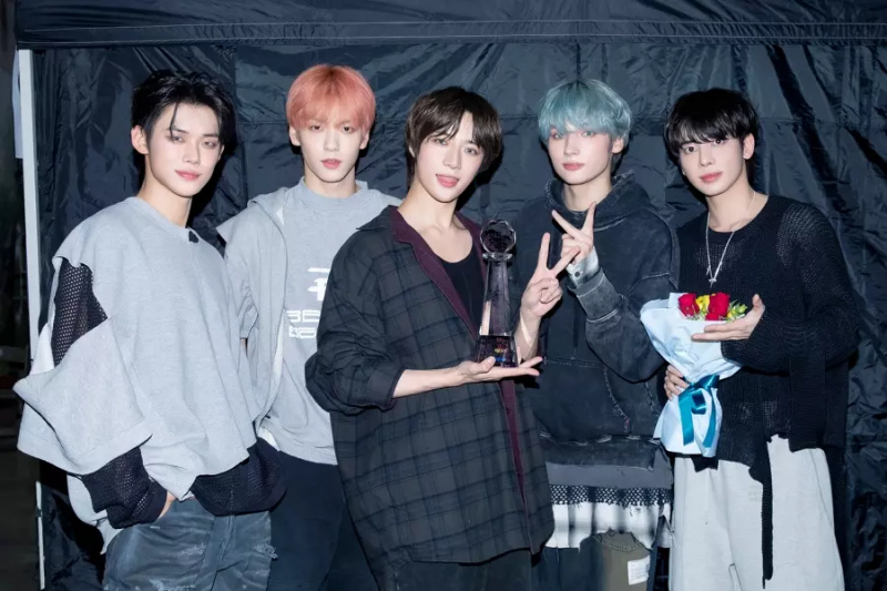 צפו: TXT Snags זכייה שלישית ל-'Deja Vu' ב-'Music Bank'; הופעות של ILLIT, ONF, EPEX ועוד