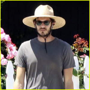 Adam Brody maakt solo-wandeling vooruitlopend op de terugkeer van 'alleenstaande ouders' deze week | Adam Brody