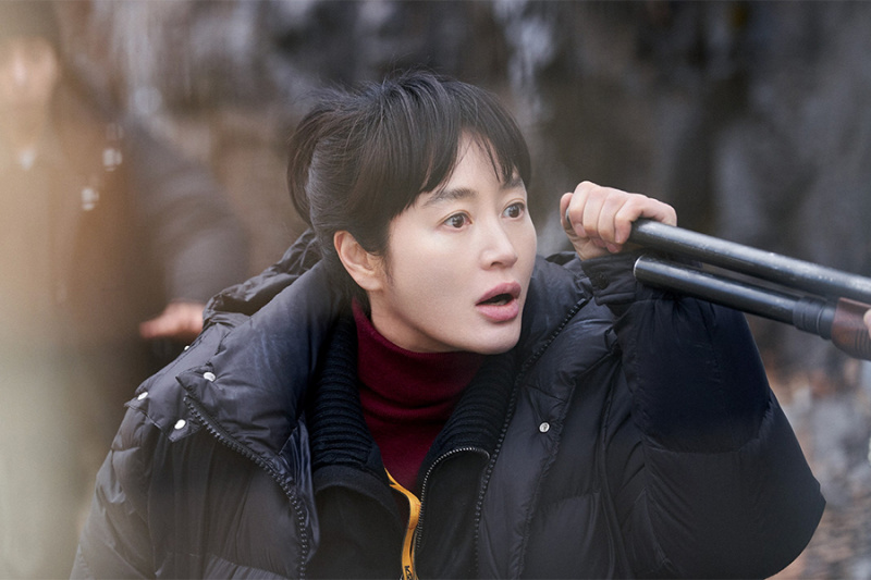 Kim Hye Soo es una excéntrica PD de un programa de investigación que vive la vida al límite en el próximo drama de comedia de oficina “Unmasked”