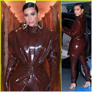 Kim Kardashian llama la atención con un traje de látex durante la Semana de la Moda de París