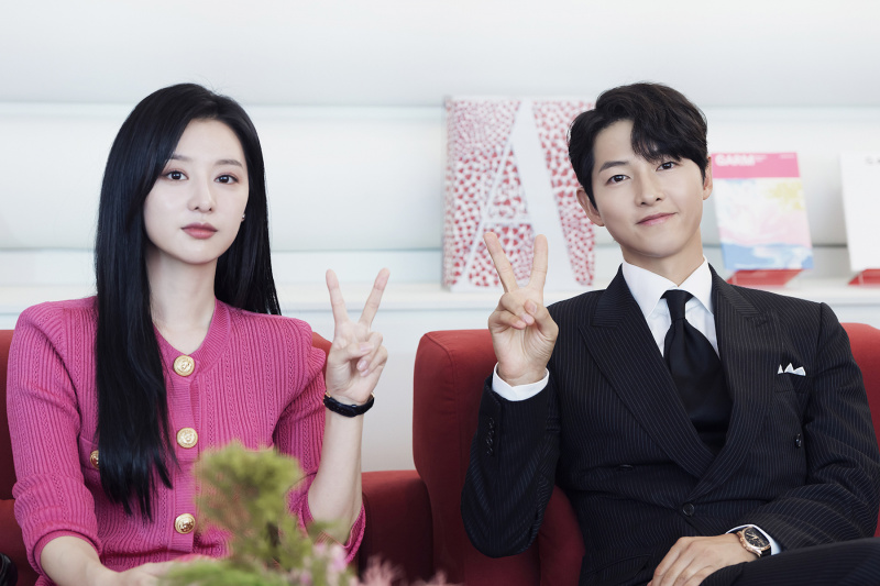 Song Joong Ki, “Queen Of Tears”ın Kamera Arkasında Kim Ji Won ile Yeniden Bir Araya Geldi