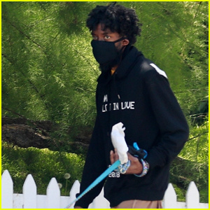 Chadwick Boseman gaat met zijn hond naar de winkel in Los Feliz