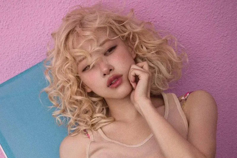 Grupas BLACKPINK Rosé kļūst par pirmo K-pop mākslinieci, kas iekļuvusi Billboard radio dziesmu top 10