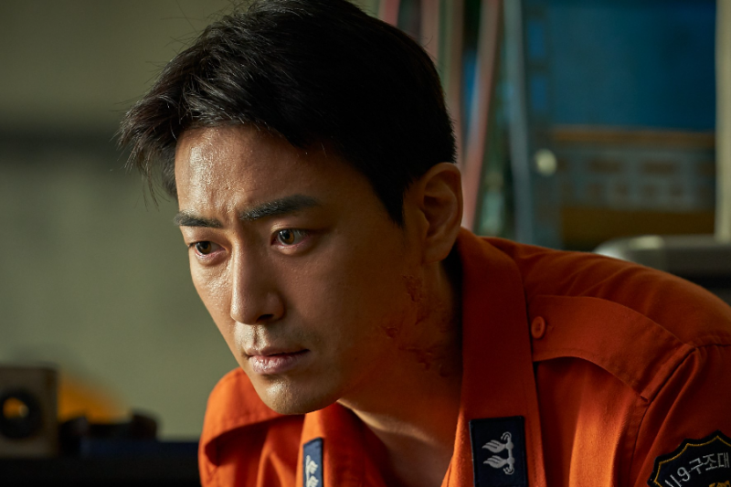 Ο Lee Jun Hyuk λάμπει ως σκληρός πυροσβέστης στη δουλειά στην επερχόμενη ταινία 'Firefighters'