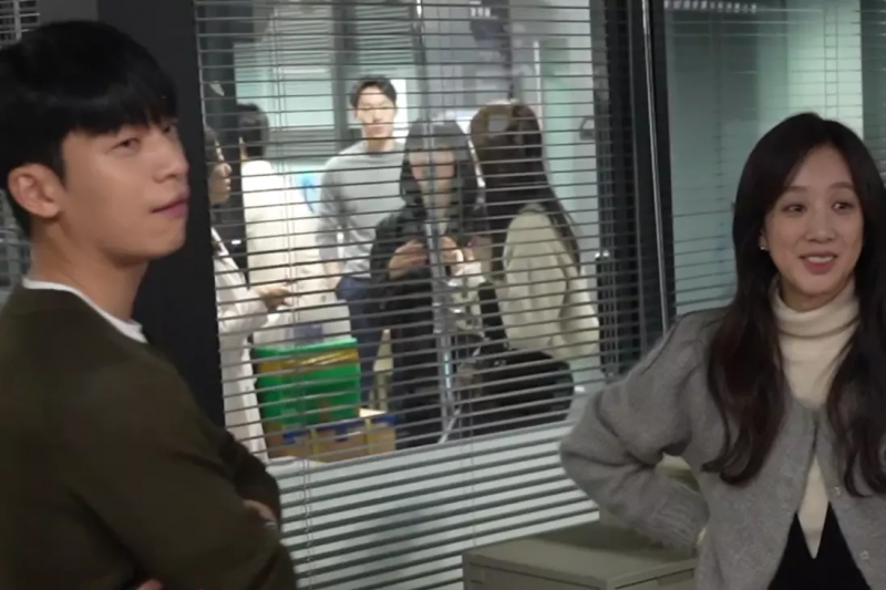 Obejrzyj: Wi Ha Joon i Jung Ryeo Won wnieśli emocje do sceny kłótni na planie „Romansu o północy w Hagwon”