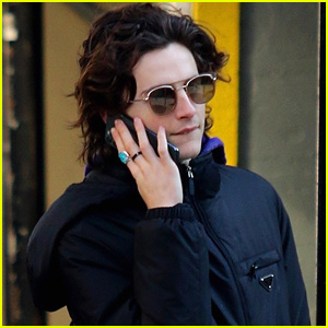 Timothee Chalamet fait du shopping autour de New York après que 'Little Women' ait remporté les Oscars | Timothée Chalamet