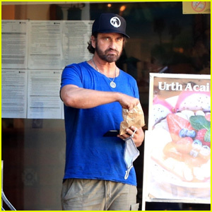 Gerard Butler prend une collation dans un café de West Hollywood | Gérard Butler