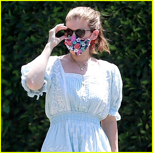 Kate Mara usa una bonita máscara floral mientras pasea a su perro | kate mara