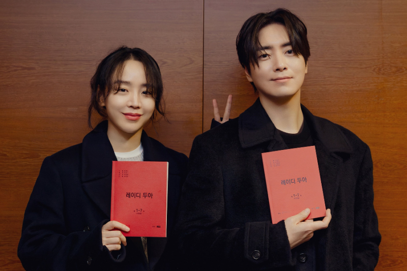 Shin Hae Sun e Lee Jun Hyuk mergulham em seus papéis na leitura do roteiro de um novo drama policial e misterioso