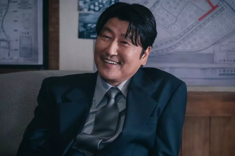 송강호는 '삼식삼촌'에서 상황을 빠르게 파악하는 전략가로 변신한다.