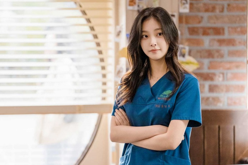 Choi Hee Jin est un vétérinaire débutant qui travaille à l'hôpital animalier de Na In Woo dans 'Motel California'.