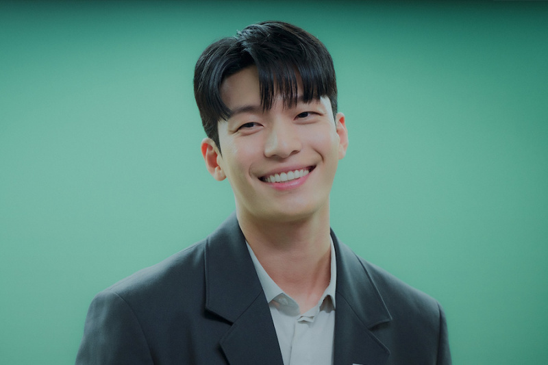 Wi Ha Joon מנות על התאחדות עם הבמאי של 'Something In The Rain' עבור 'The Midnight Romance In Hagwon'