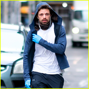 Sebastian Stan nosi zaštitne rukavice tijekom šetnje NYC | Sebastian Stan