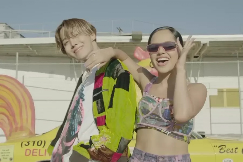 A BTS j-hope és Becky G „Chicken Noodle Soup” MV-je meghaladja a 400 milliós megtekintést