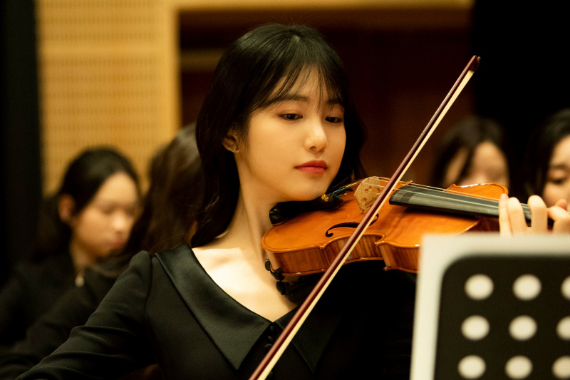 Shin Ye Eun exala confiança e elegância como violinista no novo filme “Secret: Untold Melody”