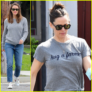 Jennifer Garner Mengenakan Tee 'Hug A Farmer' Setelah Perjalanan Singkat Ke Kentucky | Jennifer Garner