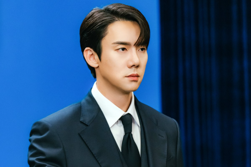 Yoo Yeon Seok se transformă în cel mai tânăr purtător de cuvânt al Casei Albastre în noua dramă „When The Phone Rings”