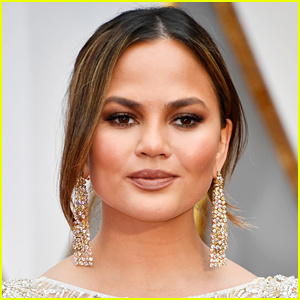 Chrissy Teigen va suprimir 60.000 tuits sobre teories de conspiració constants relacionades amb Jeffrey Epstein