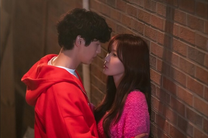 Ji Hyun Woo a Im Soo Hyang sa naklonili blízko vo filme „Kráska a pán Romantický“