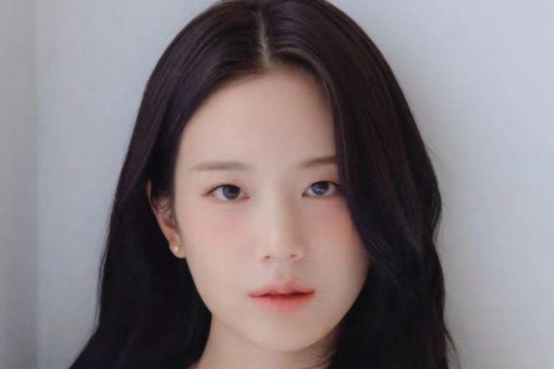 Jang Gyuri firma con gli attori Namoo
