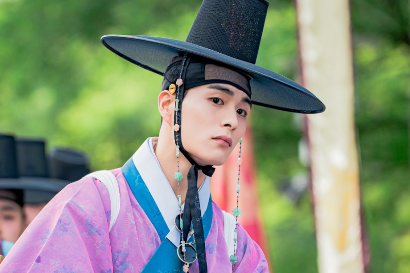 Jung Gun Joo commence au bas de l'échelle en tant que stagiaire à l'auberge de son père dans le prochain drame 'Check In Hanyang'