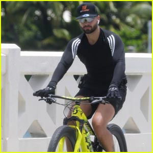 Maluma si užívá jízdu na kole v Miami | Maluma