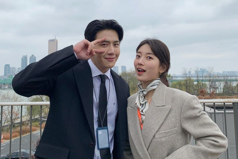Kim Seon Ho في محادثات للم شمله مع Suzy في دراما جديدة كانت مرتبطة سابقًا بـ Ryu Jun Yeol و Han So Hee