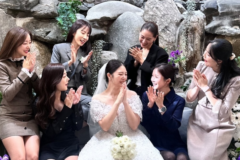 Rainbow、チョン・ユネとアン・ジェミンを祝うために再集結's Wedding