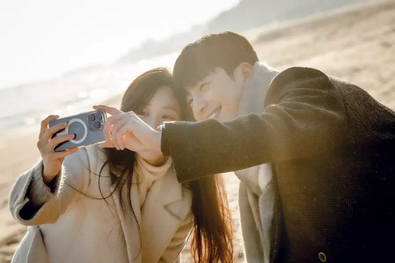 Wi Ha Joon At Jung Ryeo Won Nagpakita ng Kaakit-akit na Chemistry Sa Likod ng mga Eksena ng “The Midnight Romance In Hagwon”