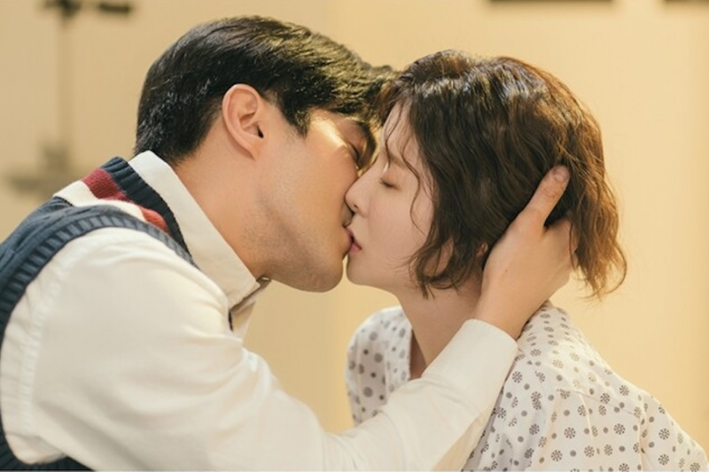 Choi Siwon in Jung v Sun delita romantičen prvi poljub v 'DNA Lover'