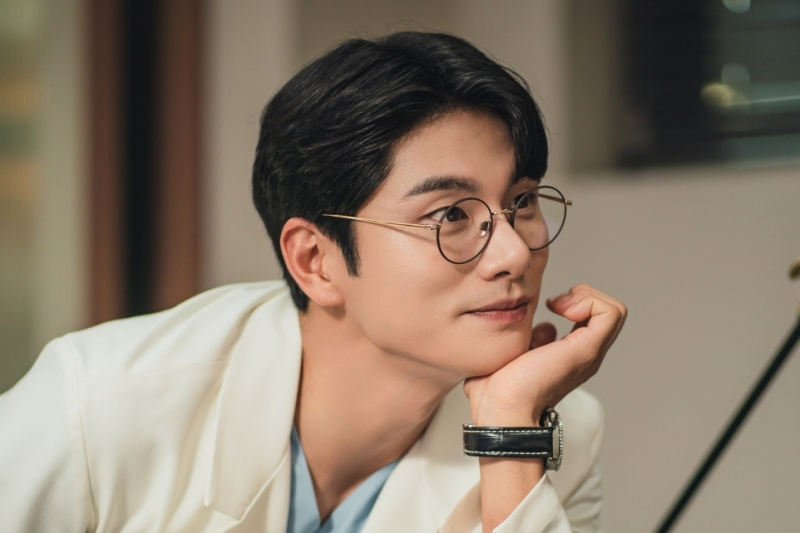Lee Yi Kyung é um cirurgião plástico de fala mansa no próximo drama “Face Me”