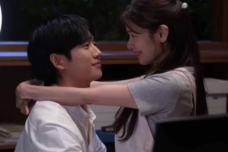 Urmărește: Jung Hae In și Jung So Min prezintă o chimie dulce în afara ecranului în noul videoclip „Love Next Door”