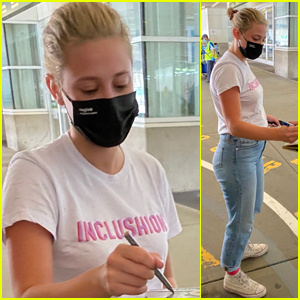 Lili Reinhart 抵达温哥华工作'Riverdale'