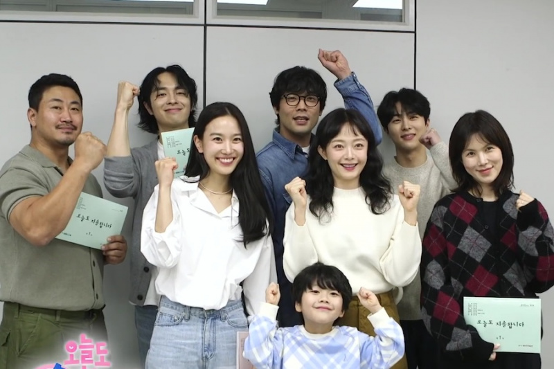 İzleyin: Jun So Min, Choi Daniel, Gong Min Jung ve Daha Fazlası Yeni Romantik Komedi Dizisinin Senaryo Okumasında Etkiledi