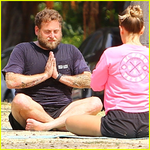 Ο Jonah Hill κάνει διαλογισμό στο πάρκο