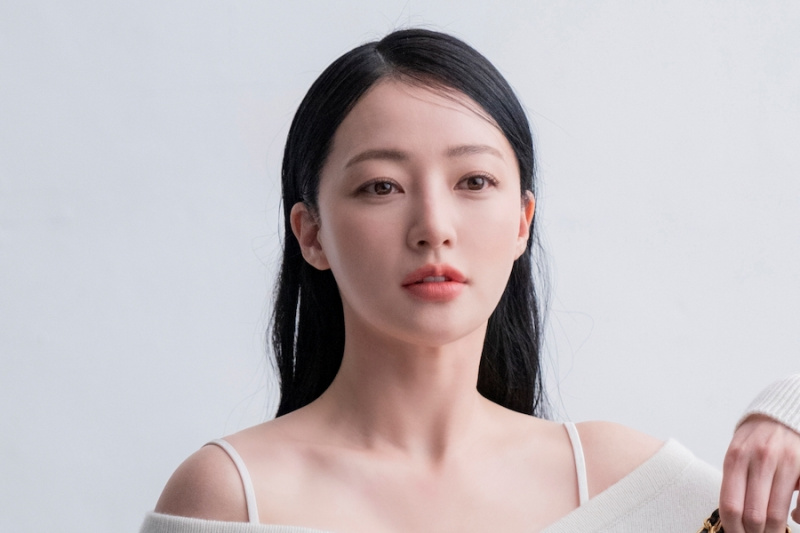 Atualização: Agência de Song Ha Yoon comenta brevemente sobre seu histórico de transferência escolar forçada + nega relação com alegações recentes