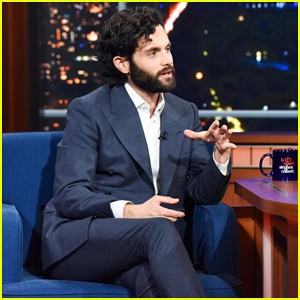 Penn Badgley fortæller 'Colbert', at det er 'chokerende simpelt' at spille uhyggeligt på 'You'! | Penn Badgley