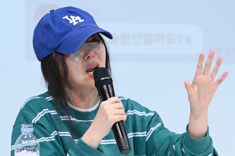 ADOR 首席执行官 Min Hee Jin 召开新闻发布会,介绍 HYBE 的情况