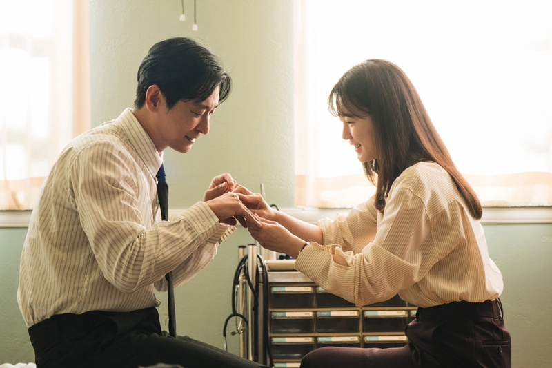 Ju Ji Hoon en Jung Yu Mi delen een romantisch moment op school in 'Love Your Enemy'